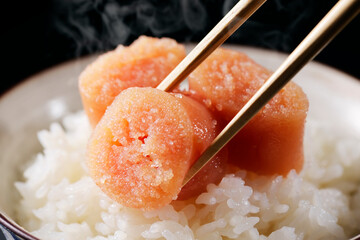 ご飯に乗った辛子明太子(無着色)　Spicy seasoned cod roe (Karashimentaiko)