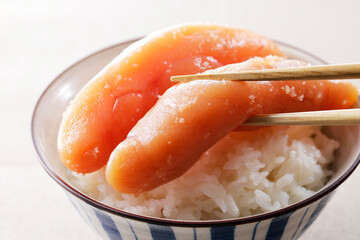 ご飯に乗った辛子明太子(無着色)　Spicy seasoned cod roe (Karashimentaiko)