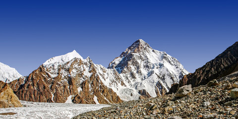 Montagnes couvertes de neige K2 le deuxième plus haut sommet de la terre