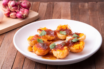Fried Boiled Egg with Tamarind Sauce (Son-in-Law Eggs) - Kai Luk Koey