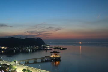 Fototapeta premium 일출이 보이는 바닷가의 풍경