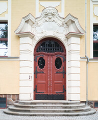 altes massives , stabiles Eingangstor / Tür des Städtischen Gymnasium Mittweida