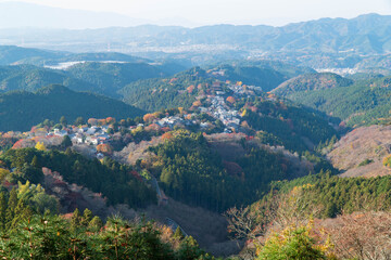 Fototapeta na wymiar 紅葉の奈良県吉野山上千本から蔵王堂を望む2