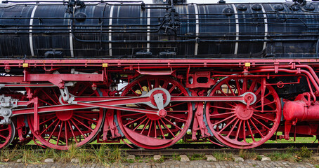 Treibräder einer Eisenbahn im Profil © blende11.photo