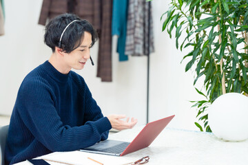 ビデオ通話する男性　テレワーク　リモートワーク
