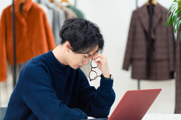 疲労の溜まった男性