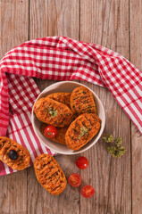 Toasted bread with tomato and oregano.