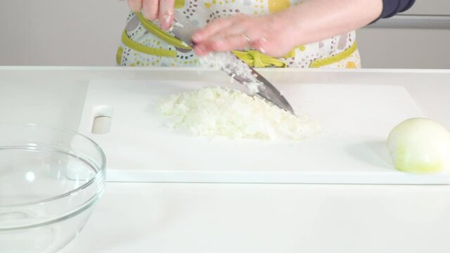 主婦が玉ねぎをみじん切りしていく手元