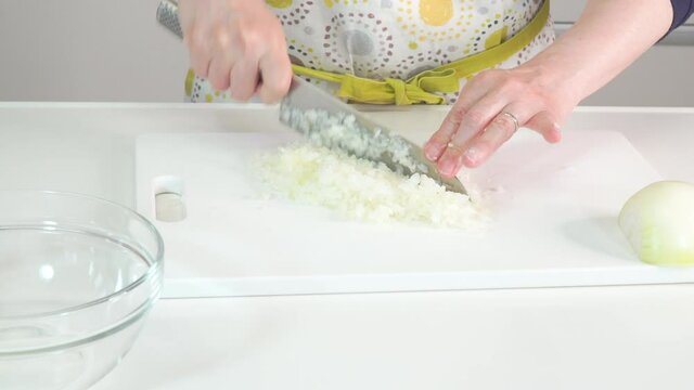 主婦が玉ねぎをみじん切りしていく手元
