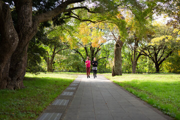 ランニングをする女性2人