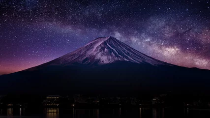 Store enrouleur tamisant Mont Fuji Montagne Fuji avec voie lactée la nuit.