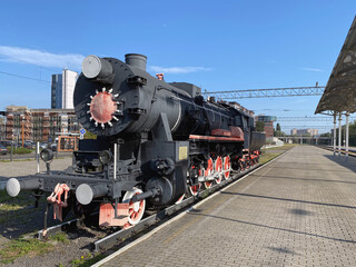 Obraz premium Monument to the steam locomotive of the TE series 858 on the platform Kaliningrad, Russia, built in Germany in 1943