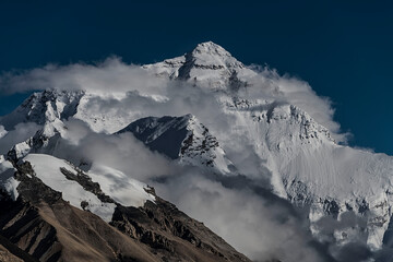 Fototapeta na wymiar 中国西藏日喀则珠穆朗玛峰