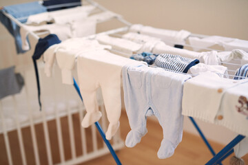 Wäscheständer mit Babykleidung und Strampler