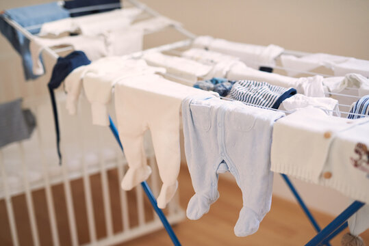 W&auml;schest&auml;nder mit Babykleidung und Strampler