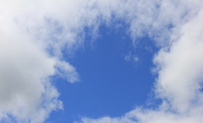 爽やかな青空と白い雲
