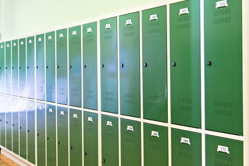 School green lockers. - obrazy, fototapety, plakaty
