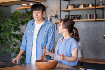 キッチンで料理する夫婦
