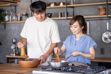 キッチンで料理する夫婦
