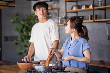 キッチンで喧嘩する男女
