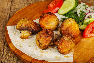 Grilled champignon with fresh vegetables