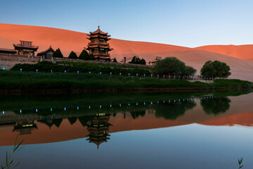 Fototapeta premium 中国甘肃敦煌月牙泉鸣沙山