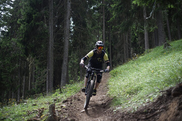 Fototapeta premium Enduro Mountainbiken