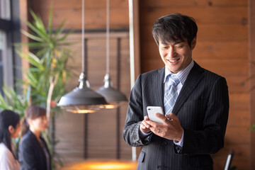 スマホを使うビジネスマン
