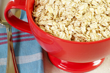 bol de flocons d'avoine sur une table