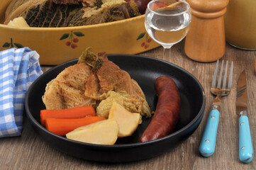 Saucisse fumée et des légumes servis dans une assiette en gros plan