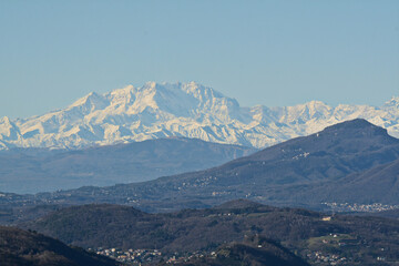 Fototapeta na wymiar Panorama delle Alpi innevate da un punto panoramico a Brunate.