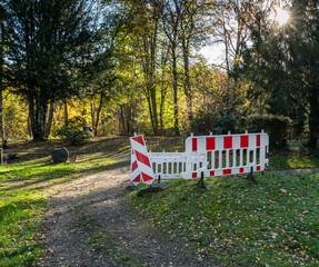Baustelle auf einem Friedhof mit Absperrung