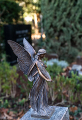 kleiner Engel mit einem Palmwedel von der Seite