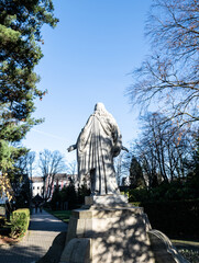 große Jesusfigur von hinten auf einem Podest