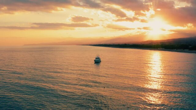Silhouette Yacht ancorato in vicino la riva al tramonto 