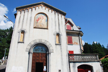 La chiesa di San Maurizio nell'omonima località di Brunate, in provincia di Como.