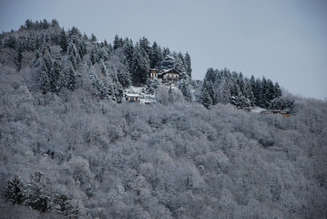 La cittadina di Brunate innevata in provincia di Como.