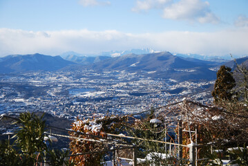 Panorama innevato da Brunate, in provincia di Como, Lombardia, Italia.