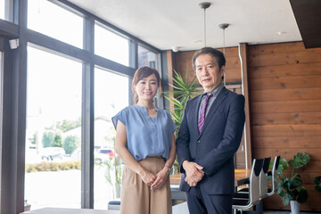 男女のビジネスパーソン
