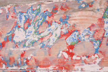 Traces multicolores d'anciennes peintures sur la coque d'un bateau