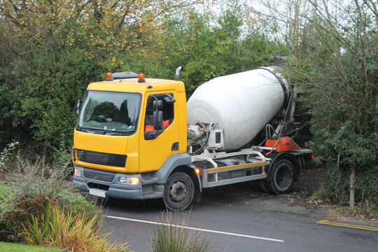 Concrete mixer truck reversing into a domestic driveway UK