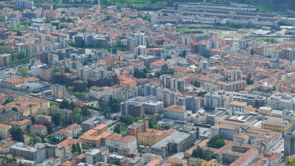 Fototapeta na wymiar La città di Como vista da un punto panoramico a Brunate.