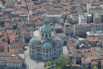 La città di Como vista da un punto panoramico a Brunate.