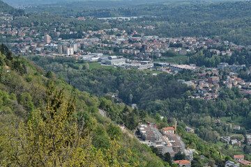 La città di Como vista da un punto panoramico a Brunate.