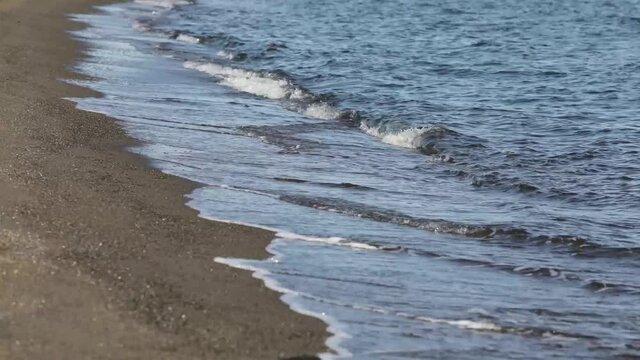 海岸に打ち寄せる穏やかな波