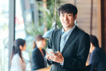 スマホを使うビジネスマン
