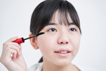 マスカラをつける日本人女子中学生