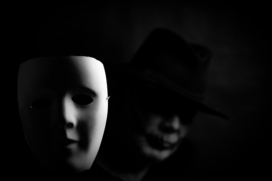 Mann mit Maske