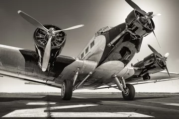 Fototapete Alte Flugzeuge historisches Flugzeug auf einer Landebahn