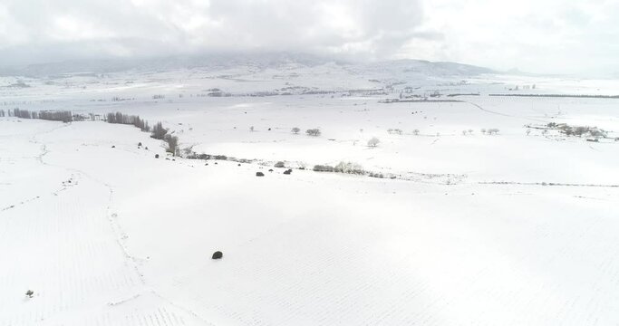 campo con manto de nieve y nubes drone 4k